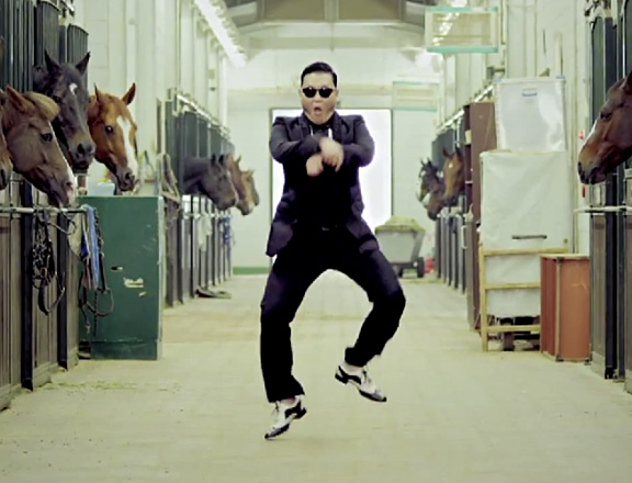 15 Temmuz - Gangnam Style - dunyanın en çok izlenen videosu olarak tarihe geçti... Bu yazıyı yazarken 1.062.572.000 rakamını not ettim. Sanırım deli gibi izlenmeye devam ediliyordur.